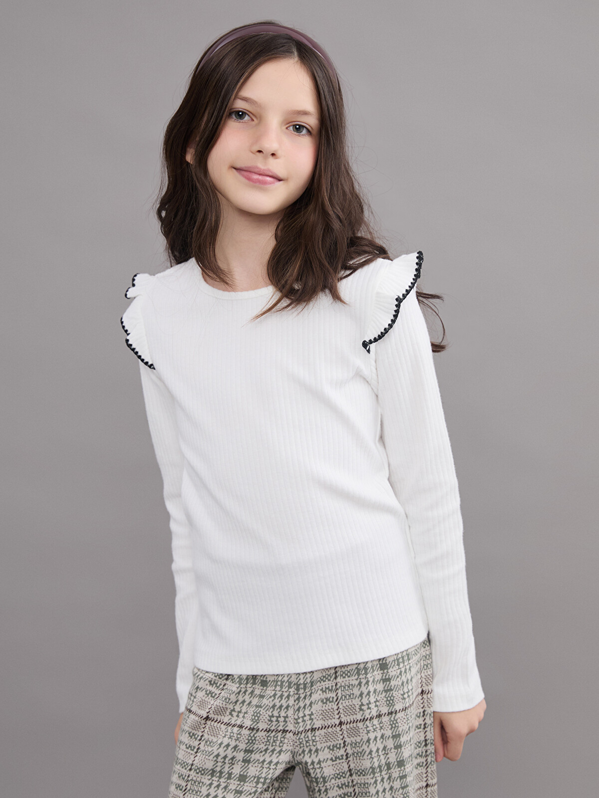 LCW Kids Ekru Bisiklet Yaka Fırfır Detaylı Kız Çocuk Tişört