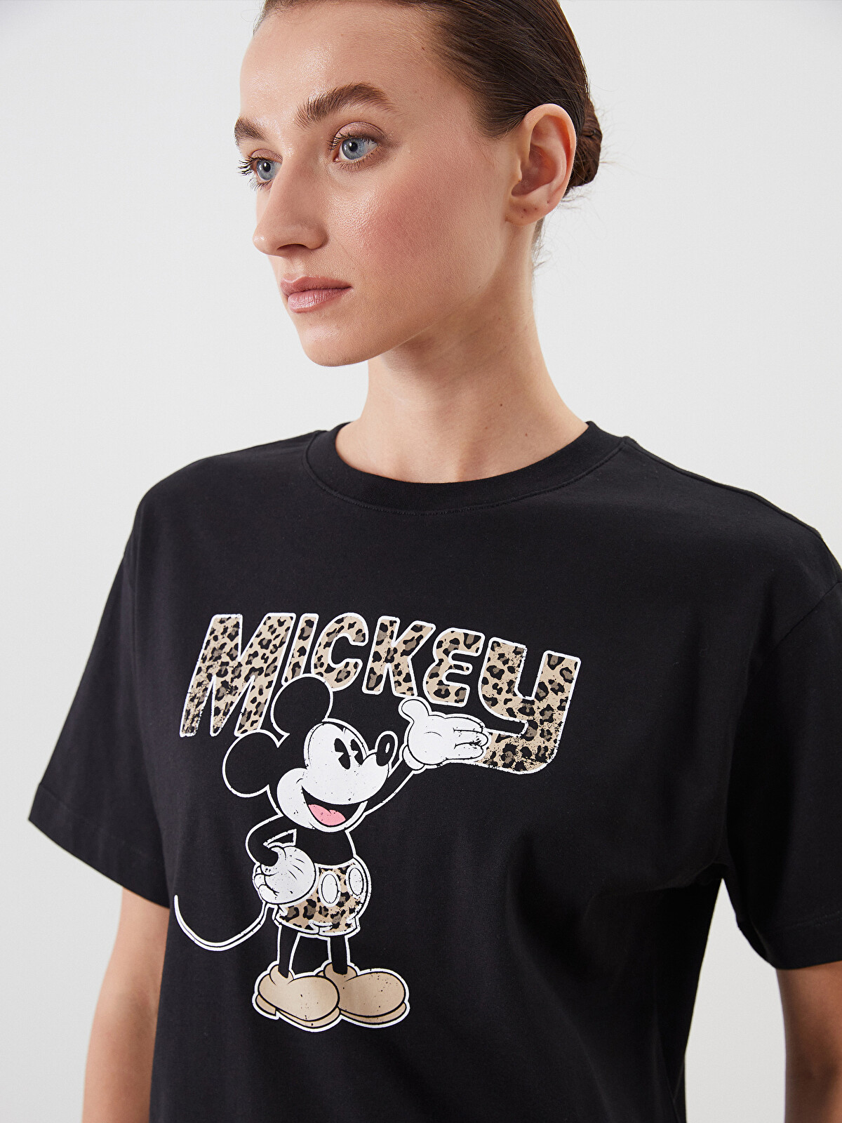 LCW Comfort Siyah Bisiklet Yaka Mickey Mouse Baskılı Kadın Tişört