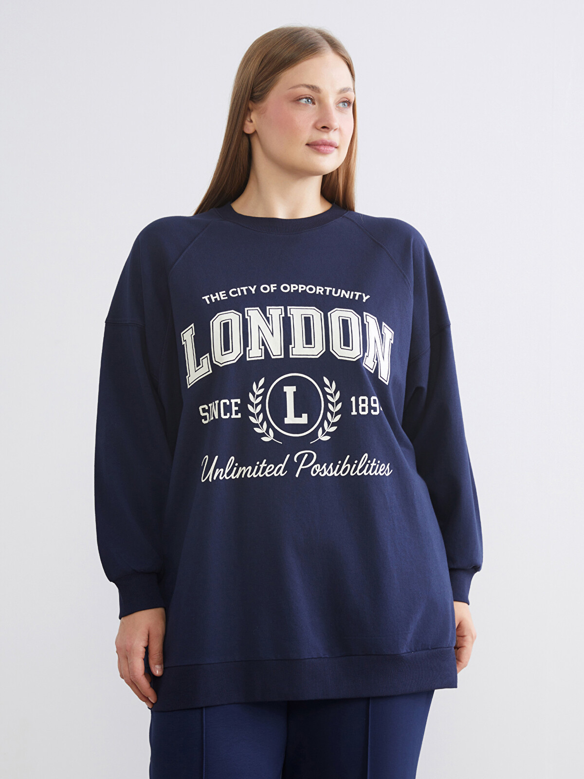 LCW Modest Lacivert London Baskılı Oversize Kadın Sweatshirt Tunik