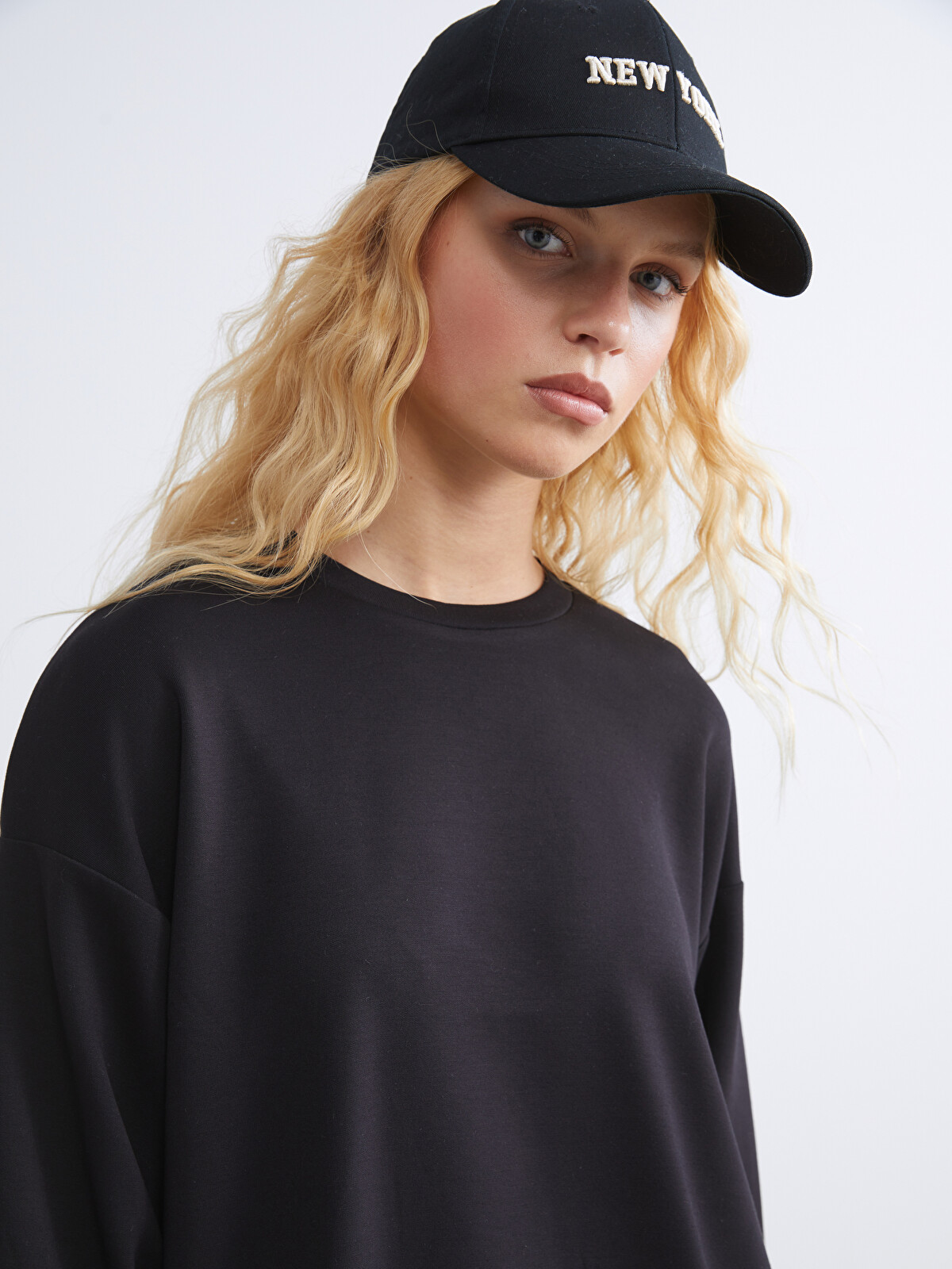 XSIDE Siyah Bisiklet Yaka Oversize Kadın Sweatshirt - W5I920Z8-CVL