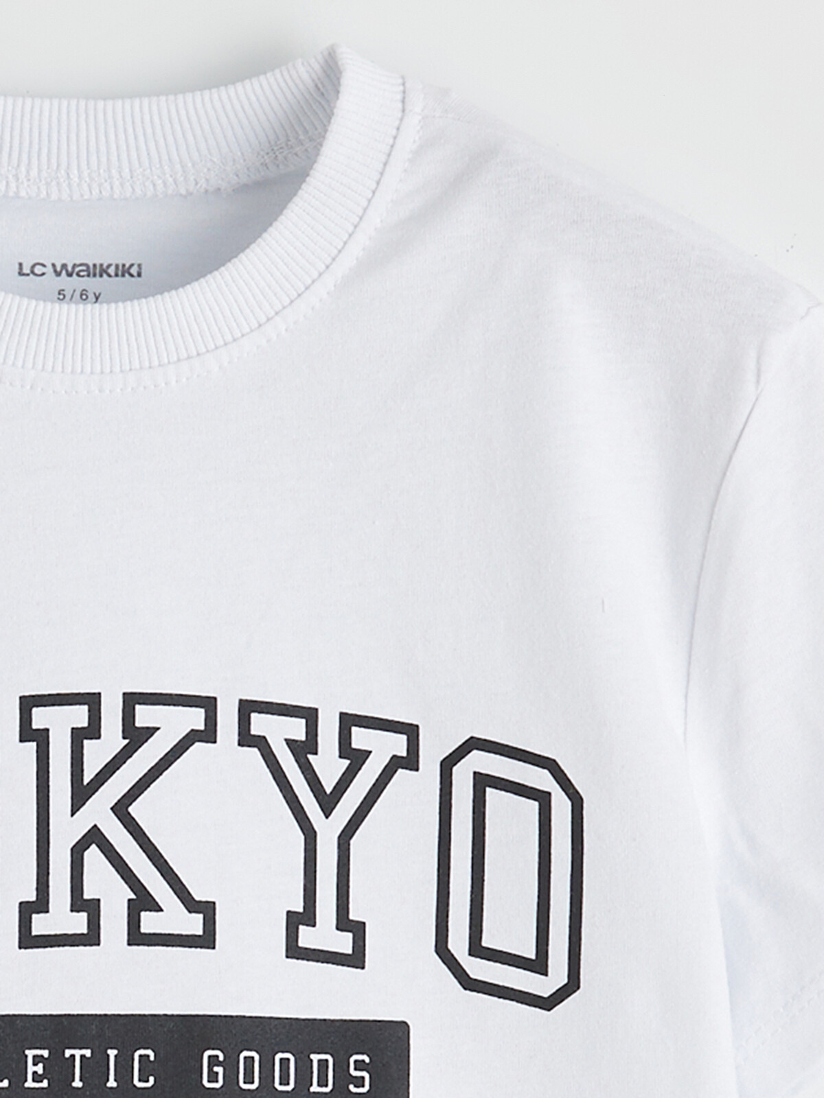 LCW Kids Beyaz Bisiklet Yaka Tokyo Baskılı Erkek Çocuk Tişört