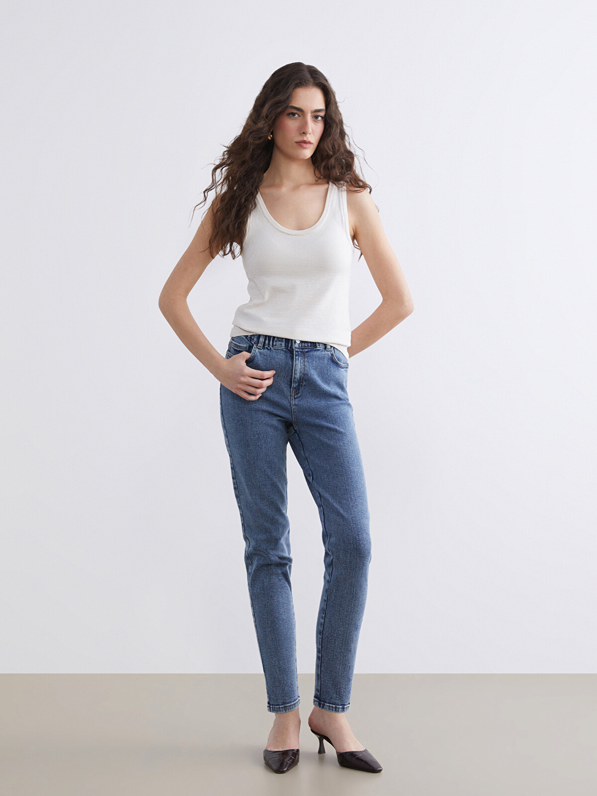 mom LCWAIKIKI Classic Slim Mom Jeans with Elastic Waistband - S66795Z8
