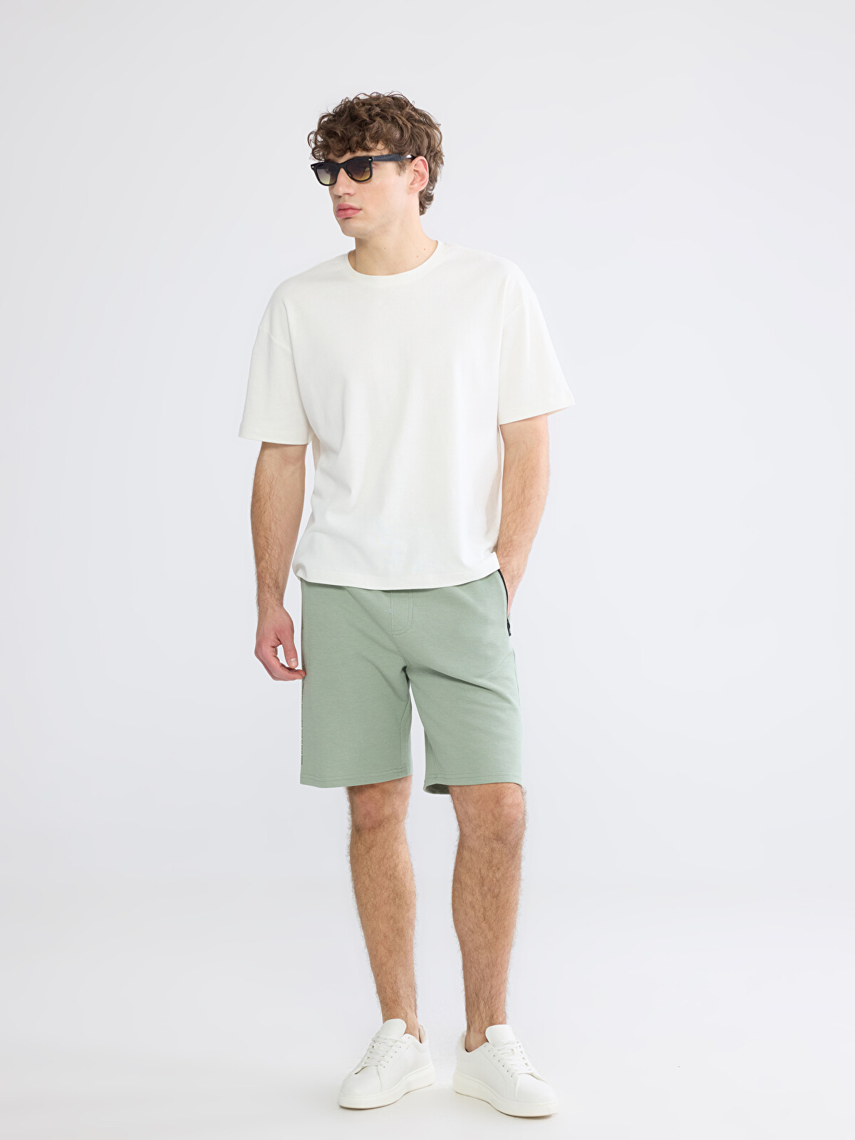 XSIDE Standard Fit Men's Shorts - S68163Z8-V9V | LC Waikiki