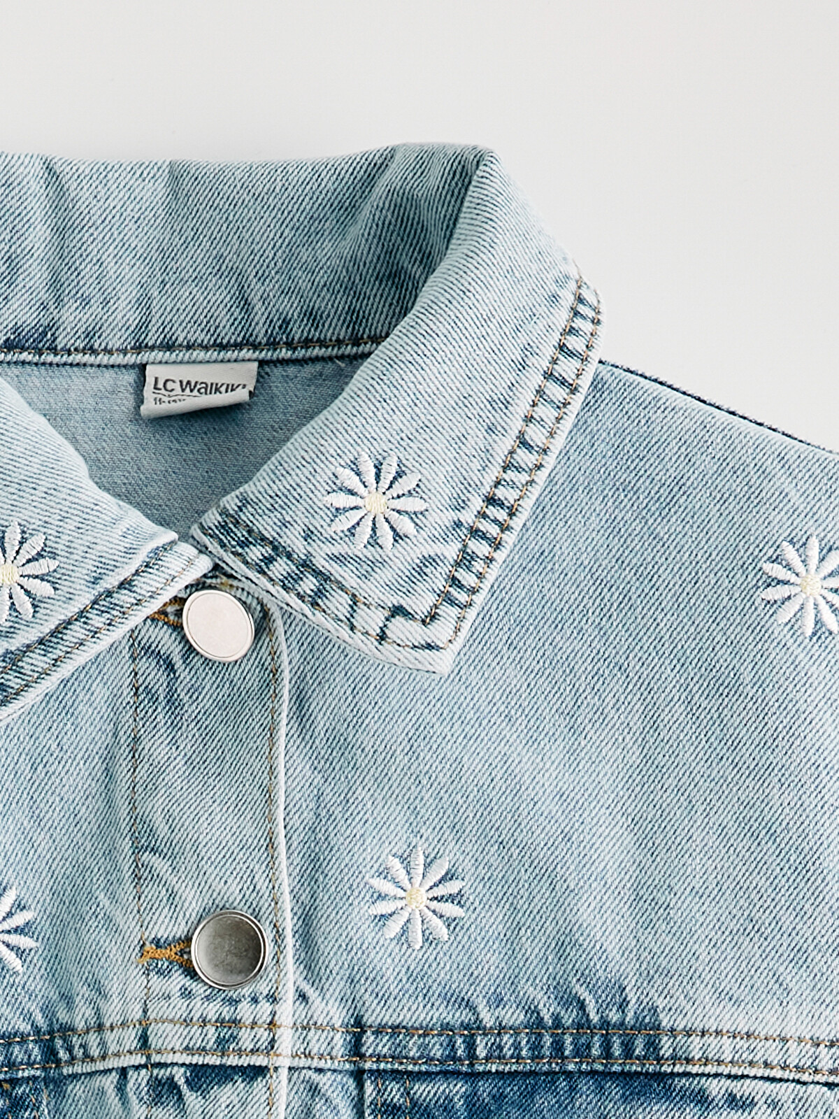 LCW Kids Girls' denim jacket with floral embroidery. - S6AA82Z4
