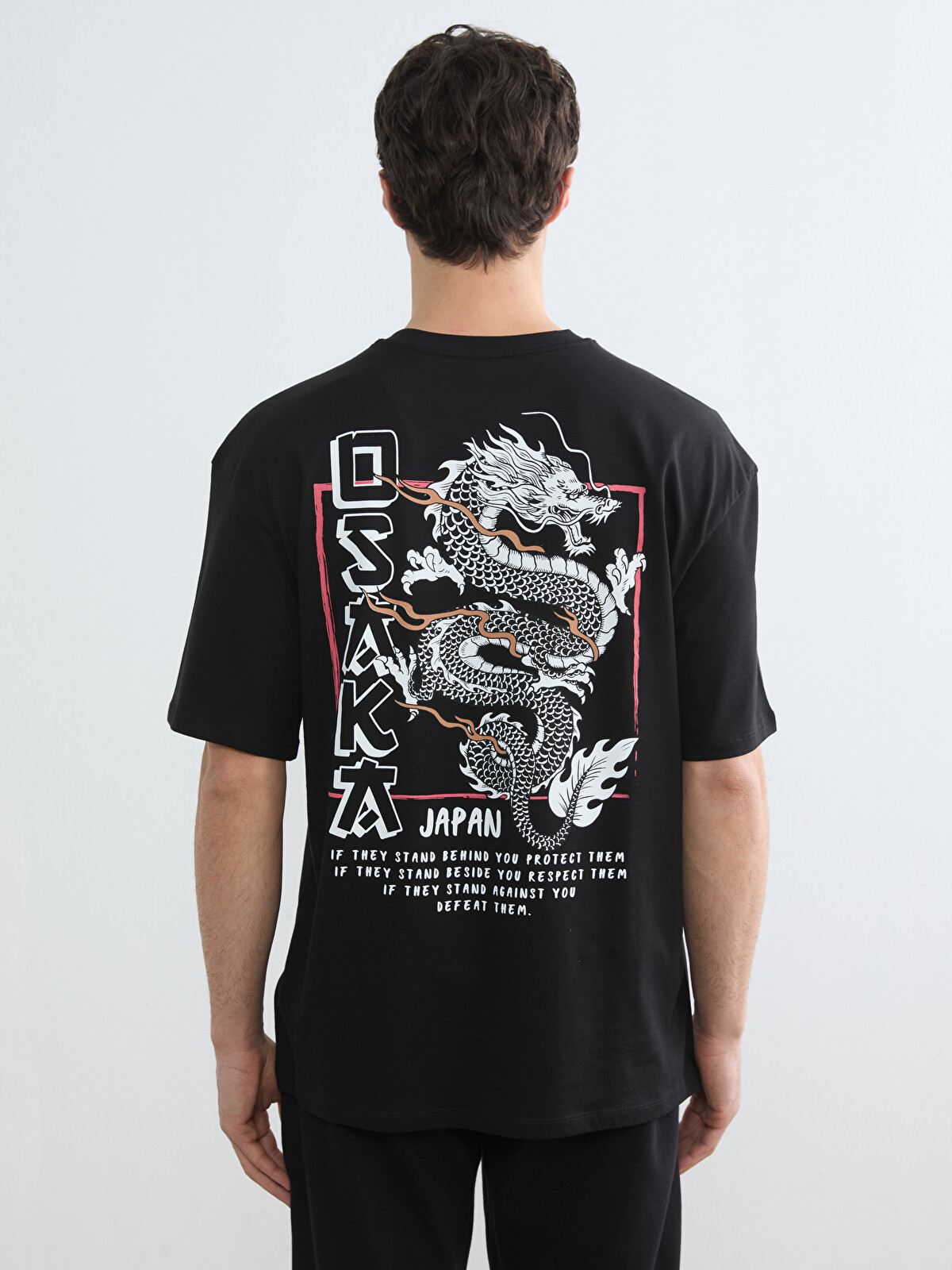 和吉　ゼロキー40本 LC WAIKIKI Siyah Bisiklet Yaka Osaka Baskılı Erkek Tişört