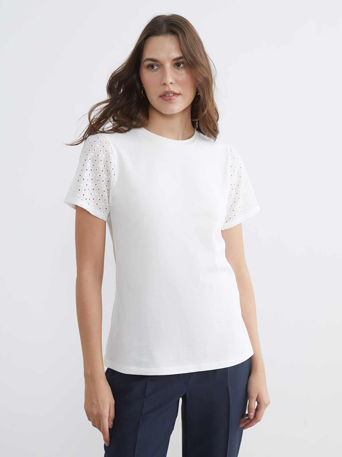 LCW Comfort Beyaz Bisiklet Yaka Brode Detaylı Bluz - S6G827Z8-R9J
