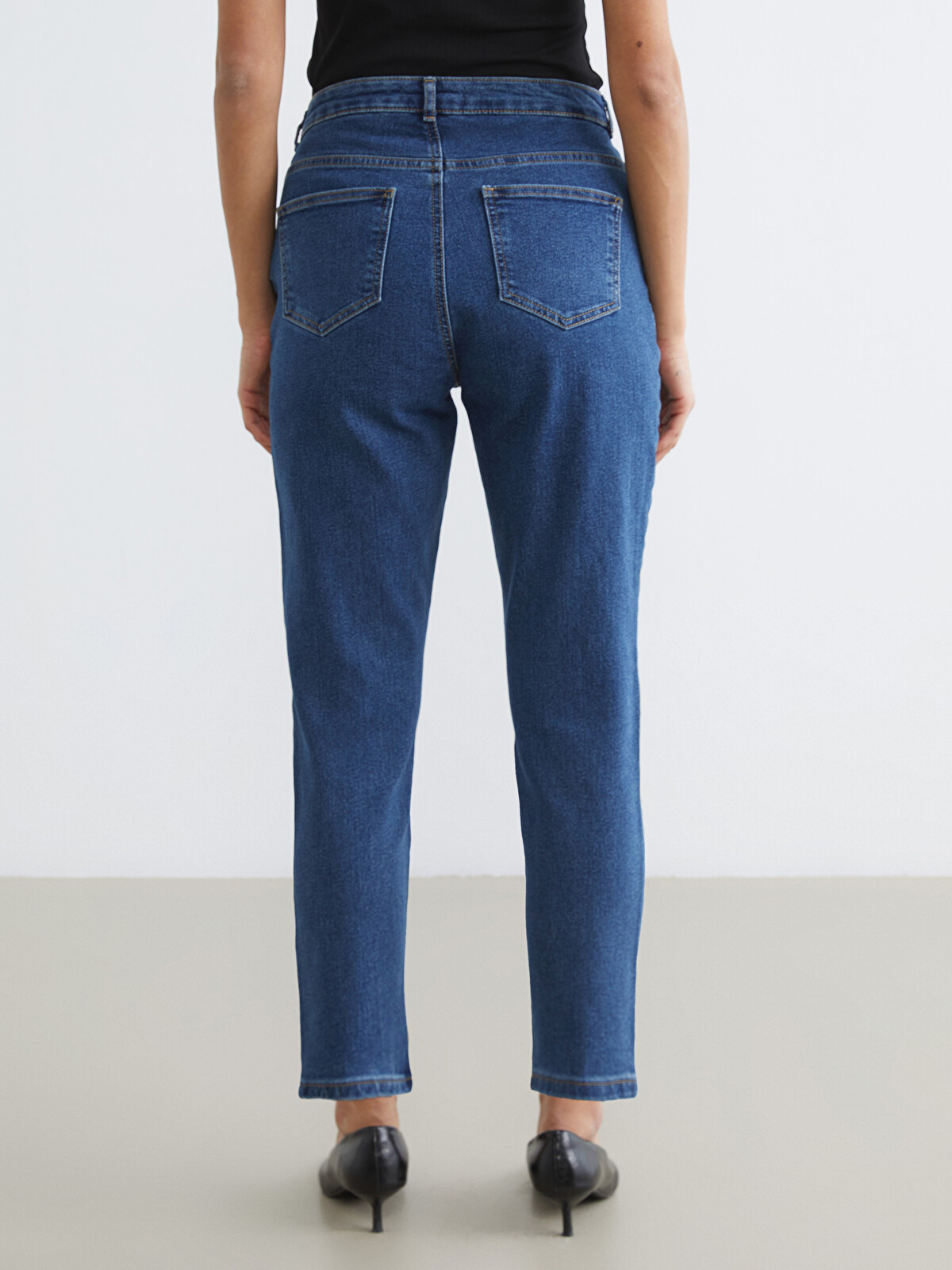 LCW Modest İndigo Denim Düz Mom Fit Yüksek Bel Daralan Paça Kadın