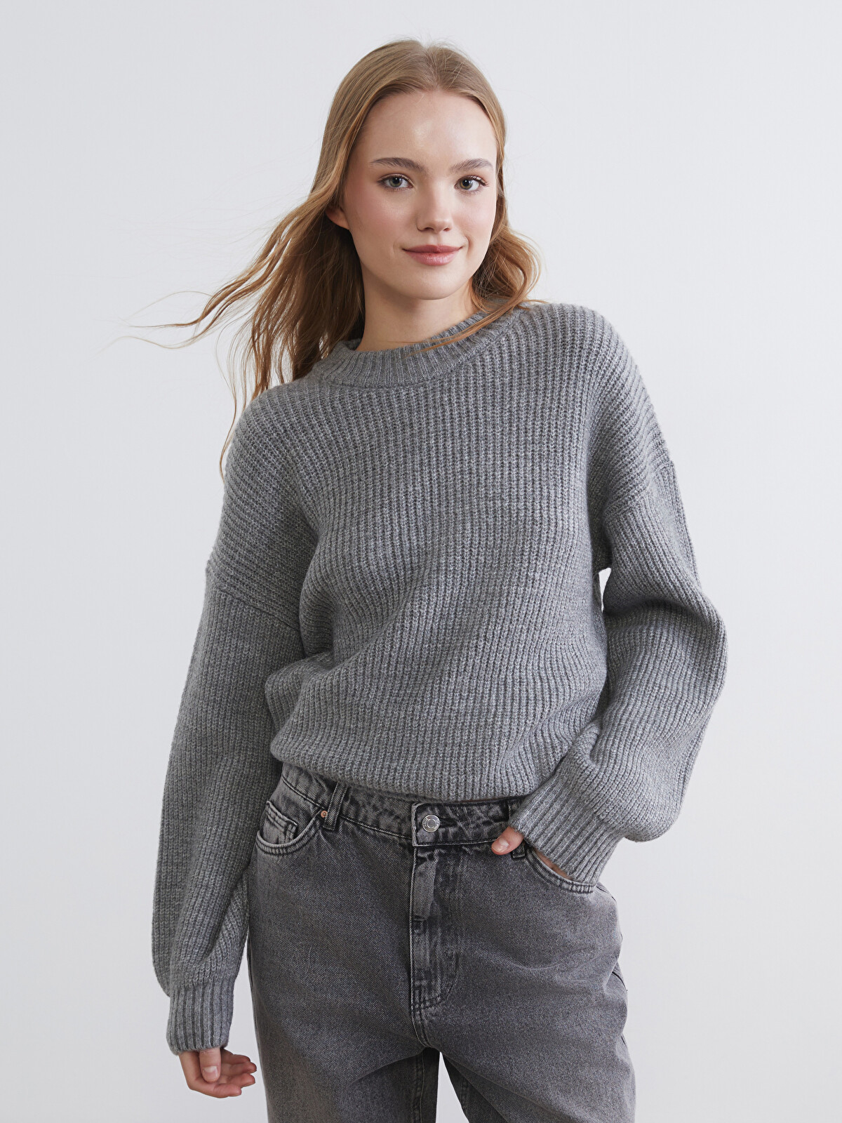 XSIDE Women's Oversized Knit Sweater with a Crew Neck - S6KF46Z8
