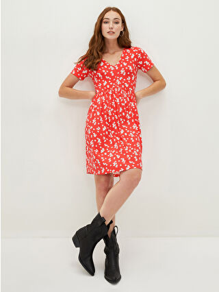 لون أحمر ساطع مطبوع