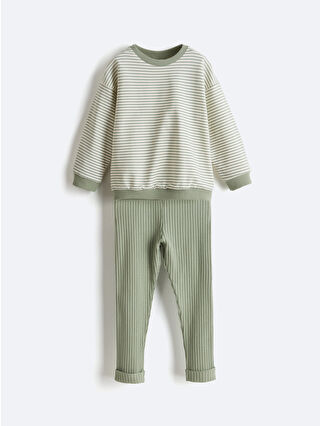 لون أخضر فاتر مخطط