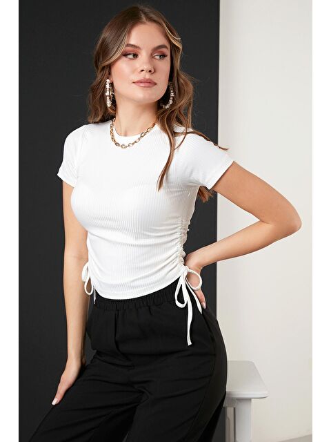 Lela Yanlardan Büzgülü Kısa Kollu Crop Bluz 5864010 - S000000372-19965