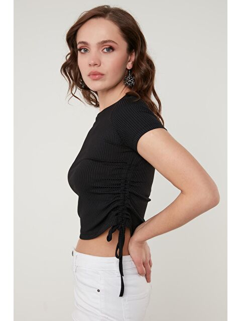 Lela Yanlardan Büzgülü Kısa Kollu Crop Kadın Bluz 5864010 - S000000372-19351