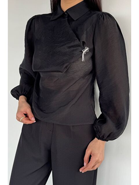 Gülseli Kadın Degaje Yaka Broş Detaylı Bluz