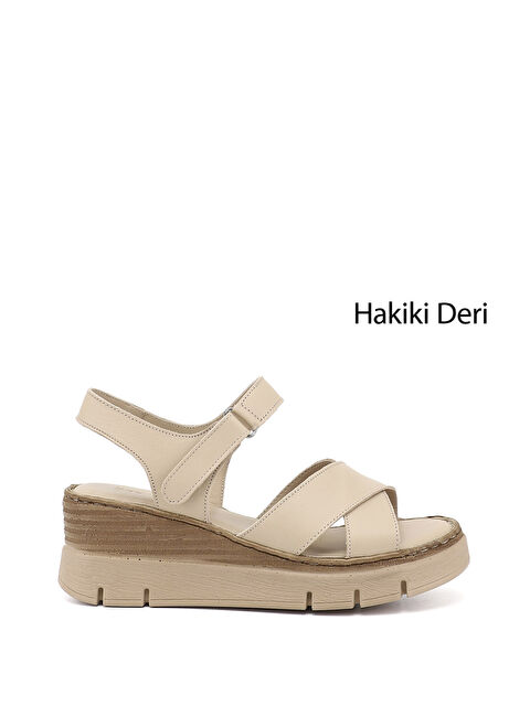 GÖNDERİ(R) Kadın YENİ BEJ Çapraz Bantlı Dolgu Topuklu Hakiki Deri Sandalet
