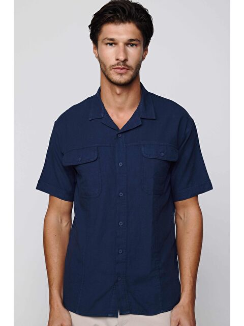 TUDORS Erkek Relax Fit Rahat Kesim Kısa Kollu %100 Pamuk Keten Doku Çift Cep Apaş Yaka Lacivert Gömlek