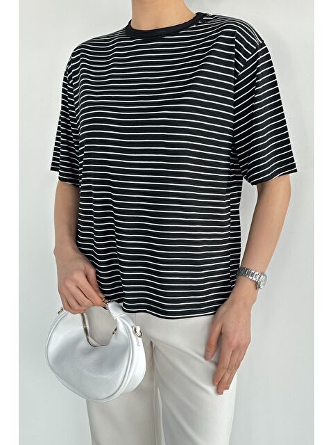 Gülseli Kadın Bisiklet Yaka Çizgi Desenli Tişört