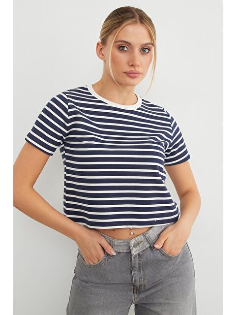 Fullamoda Çizgili Bisiklet Yaka Mevsimlik Crop Tişört - S000450117-21164