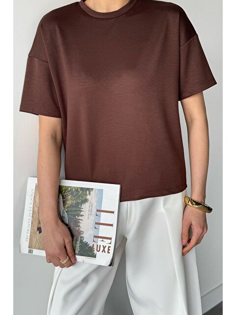 Gülseli Bisiklet Yaka Kadın Tişört