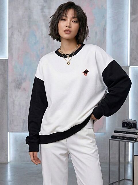 Trendseninle Kadın Beyaz Horse Baskılı Siyah Kol Detaylı Oversize Sweatshirt - S000529282-22238