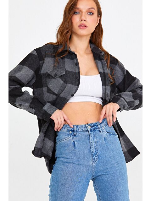 Tarz Cool Antrasit Kadın Slim Fit Düğmeli Yaka Çift Cepli Oduncu Ekose Gömlek - S000336252-29666