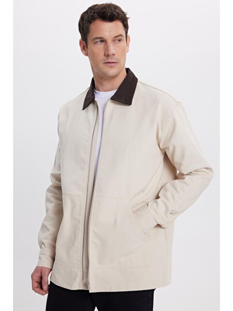 TUDORS Erkek Relax Fit Rahat Kesim Gabardin Düz Fermuarlı Kanguru Cepli Kontrast Yaka Bej Ceket - S000519979-19928