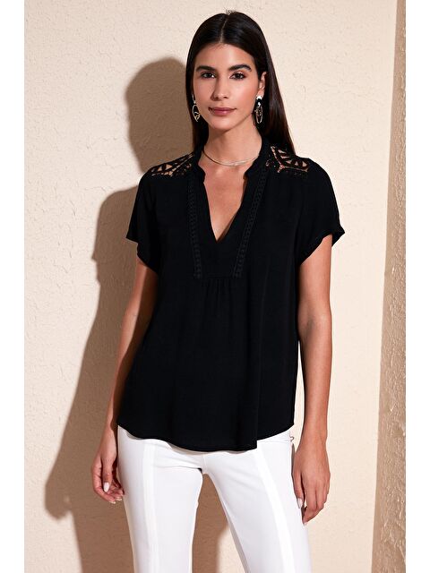 Lela Güpür Detaylı % 100 Pamuk Regular Fit V Yaka Bluz 611Bz0286 - S000162631-19351