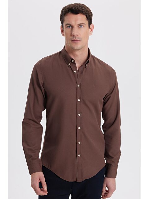 TUDORS Erkek Slim Fit Dar Kesim Düz Oxford Armalı Düğmeli Yaka Kahverengi Spor Gömlek - S000520123-19413