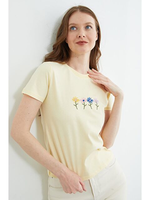 Fullamoda Çiçek Nakışlı Bisiklet Yaka Tişört