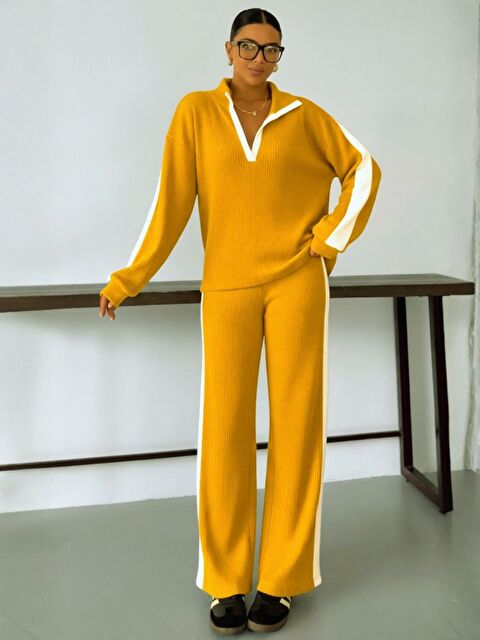 Trendseninle Kadın Hardal V Yaka Beyaz Çizgi Detaylı Kazak Alt-Üst Pantolonlu Takım - S000426174-37230