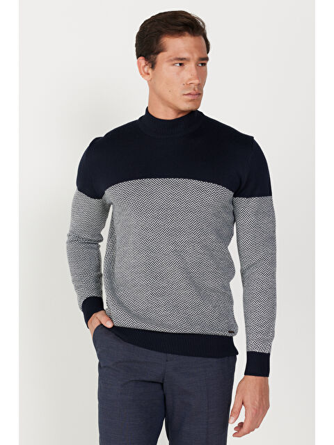 Altınyıldız Classics Erkek Lacivert-Ekru Standart Fit Normal Kesim Yarım Balıkçı Yaka Pamuklu Triko Kazak