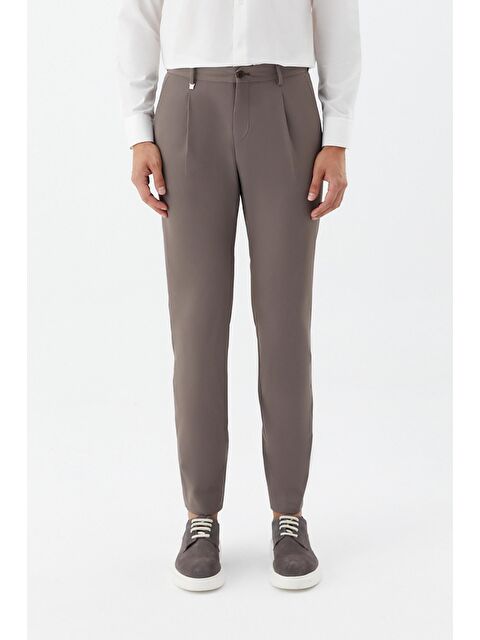 Sabri Özel Erkek Koyu Vizon Normal Kesim Regular Fit Dokuma Yan Cep Normal Bel Pileli Chino Pantolon
