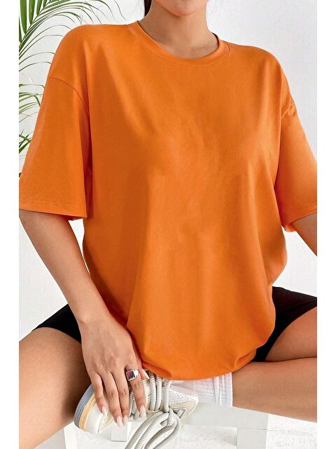 Trendseninle Kadın Turuncu Dikey Kelebekler Baskılı Oversize Tişört - S000116536-20013
