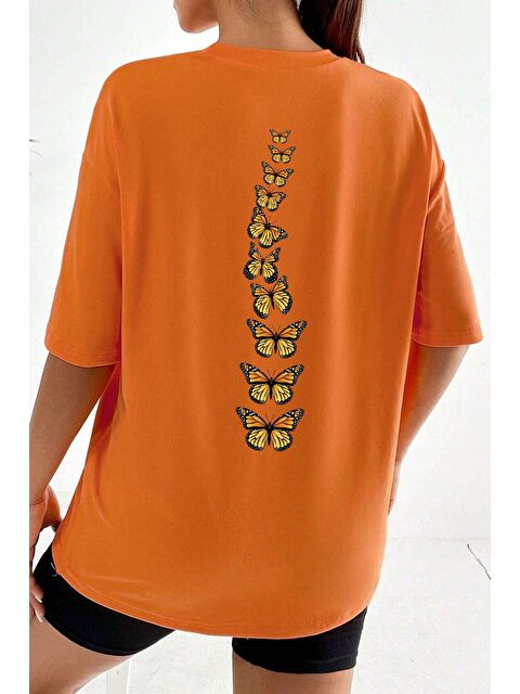 Trendseninle Kadın Turuncu Dikey Kelebekler Baskılı Oversize Tişört - S000116536-20013