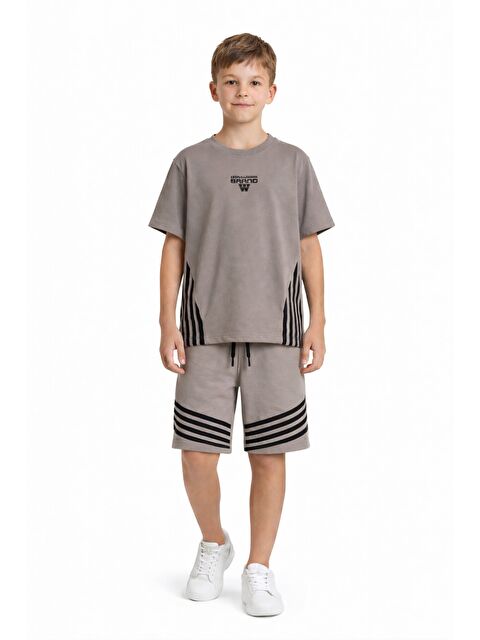 Cansın Mini Kahverengi Şerit Desenli Logolu Tişörtlü Erkek Çocuk Şortlu Takım 23782