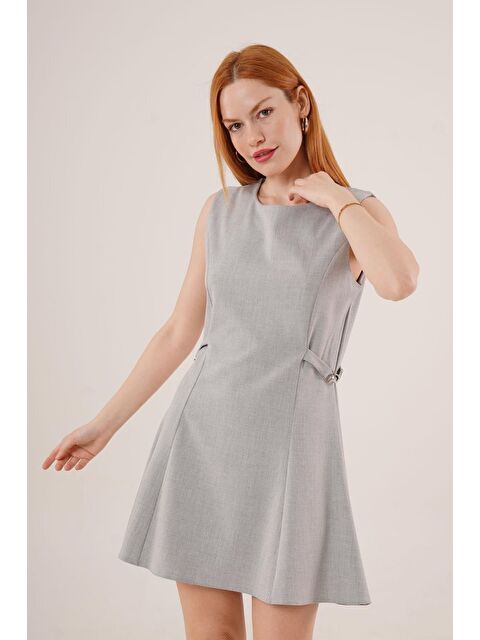 Jane's Yanları Zincir Detaylı Sıfır Kol Gri Mini Elbise