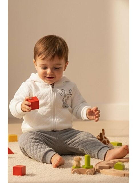 Breeze Erkek Bebek Eşofman Takımı Sevimli Zürafa Baskılı Kapitone Desenli Ekru (6 Ay-1.5 Yaş) - S000506131-19965