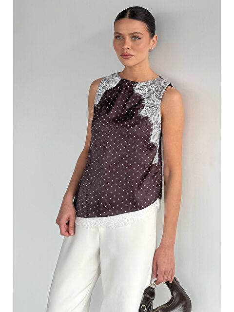 Gülseli Kadın Dantel Detaylı Puantiyeli Sıfır Kol Saten Bluz