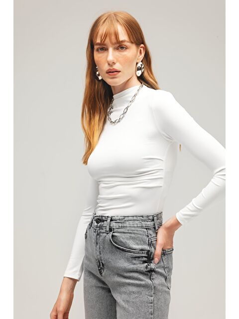 Saade Beyaz Kadın Yarım Balıkçı Yaka Basic Örme Bluz - Drape Detaylı