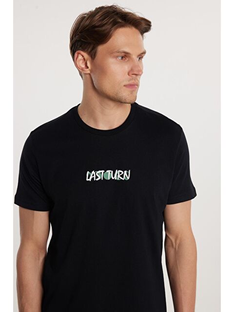 TUDORS Erkek Slim Fit Dar Kesim %100 Pamuk Yumuşak Dokulu Baskılı Siyah Bisiklet Yaka Tişört