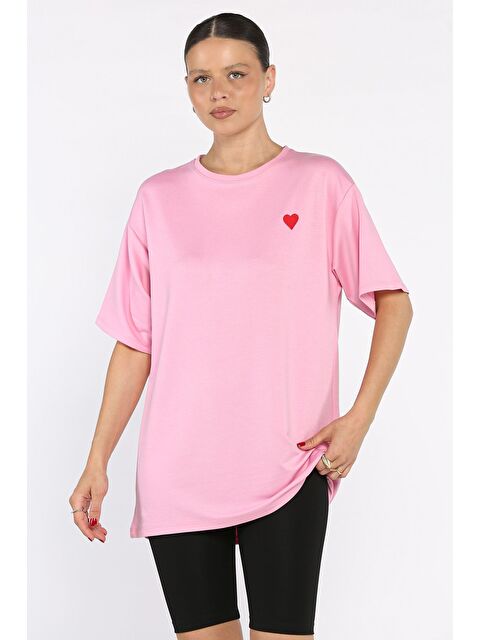 Gülseli Kadın Bisiklet Yaka Kalp Nakışlı Salaş Tişört - S000386551-20024