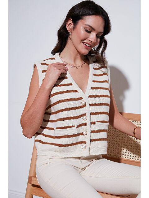 Lela Çizgili Oversize Fit V Yaka Düğmeli Kadın Yelek 4616175 - S000290947-5402