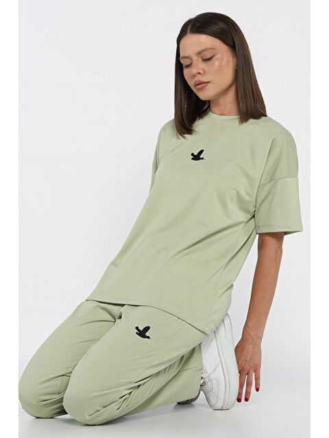 Gülseli Kadın Nakış Detaylı Bisiklet Yaka Tişört Pantolon İkili Takım - S000399337-1180