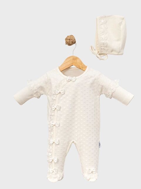 Jijek Kız Bebek Ekru Tulum Takım Dantelli Fiyonklu Yenidoğan Hastane Çıkışı 2’li Set (Tulum + Şapka) - S000531249-19965