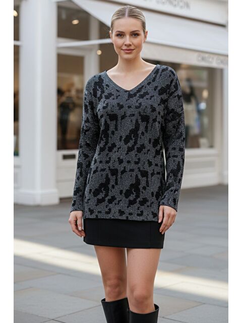 Chiccy Siyah-Gri V Yaka Uzun Kol İnce Yırtmaçlı Simli Casual Arkası Uzun Oversize Triko Kazak 73 70 - S000486572-37430