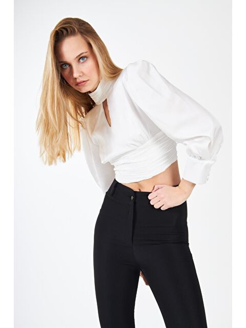 Comstar Kadın Sırt Dekolteli Büzgülü Beyaz Saten Bluz