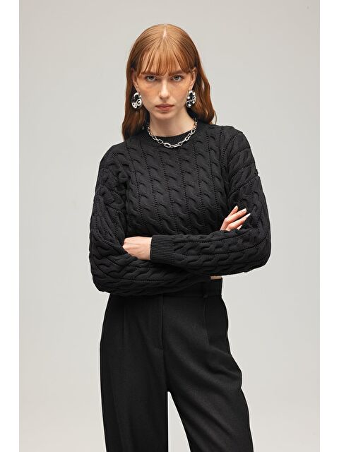 Saade Siyah Kadın Saç Örgü Detaylı Crop Triko Kazak