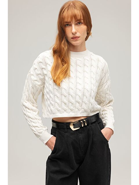 Saade Ekru Kadın Saç Örgü Detaylı Crop Triko Kazak