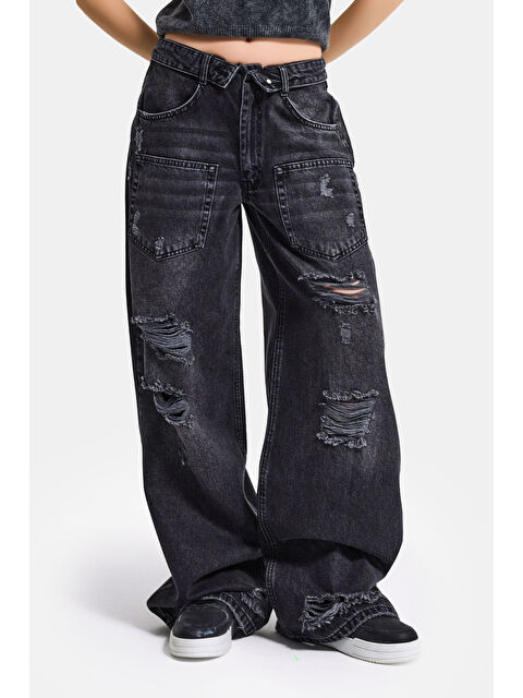 It's Basic Kadın Koyu Füme 10s6-1 Süper Baggy Kemer ve Yırtık Detaylı Özel Tasarım Denim Jean