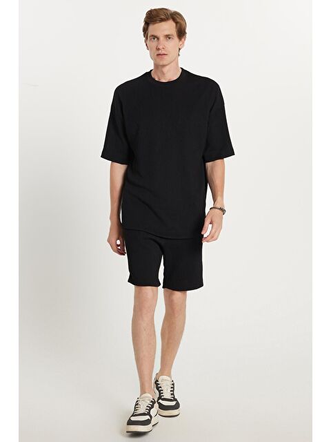 TUDORS Erkek Oversize Geniş Kesim Bisiklet Yaka Gofre Kumaş Beli Bağcıklı Siyah Şort Takım - S000525153-19351