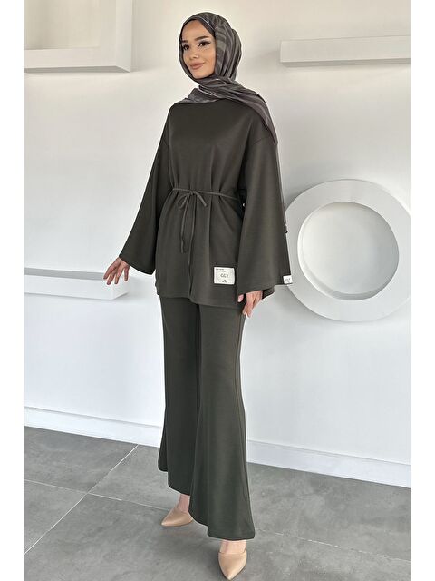 Julude Amblem Detaylı Tunik Bel Lastikli Pantolon Tesettür İkili Takım - S000491586-18547